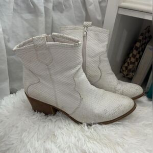 BOUTIQUE Sz 9.5 Heeled Mid Rise Leather Snakeskin Women's White Cowboy Boots